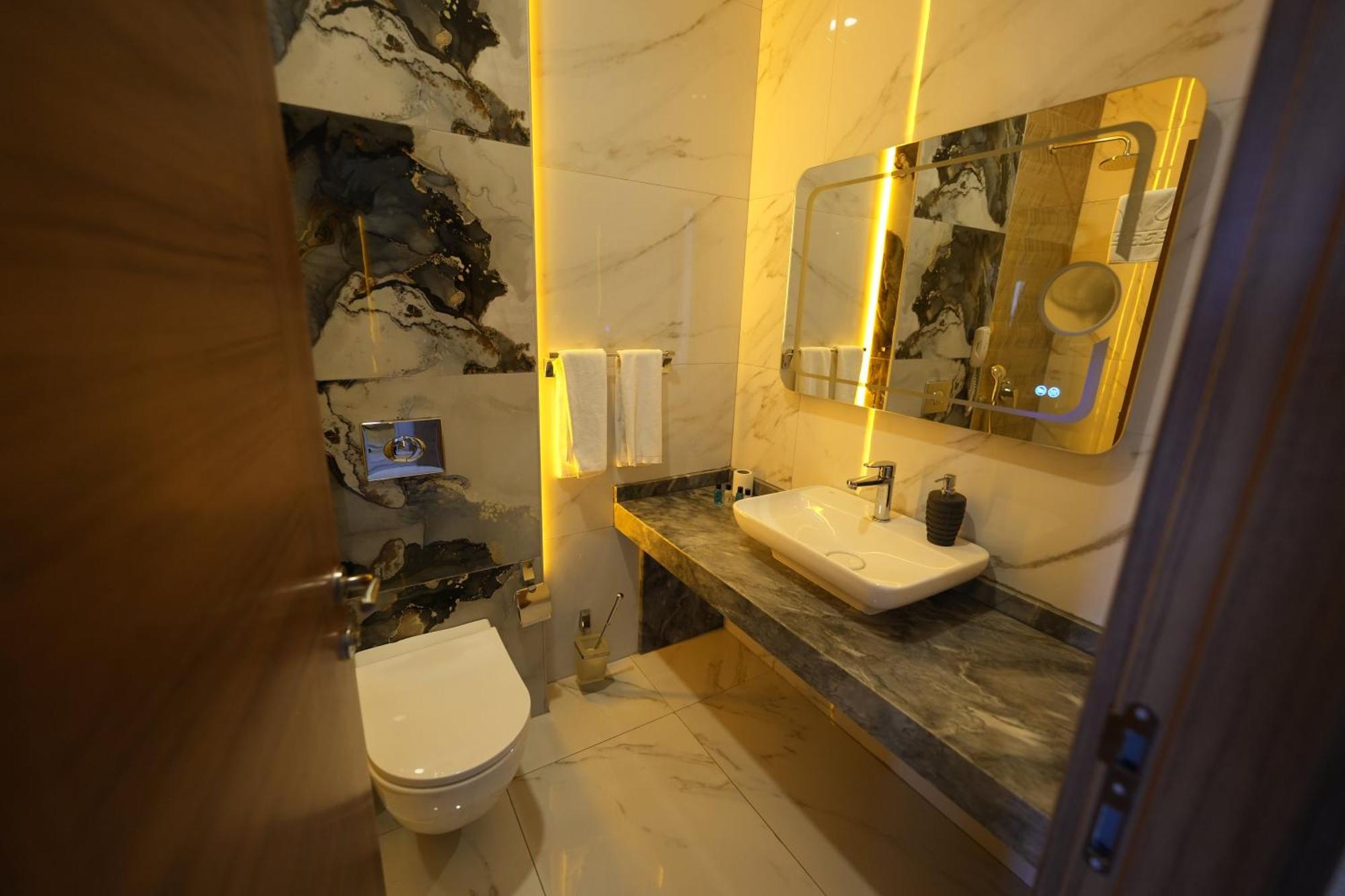 Isnova Hotel Airport Antalia Esterno foto
